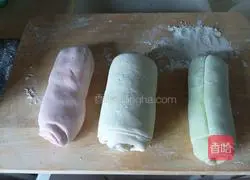 Illustration of how to make flower rolls 2