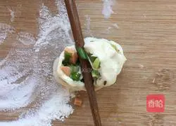 Illustration of how to make ham rolls with green onion 10