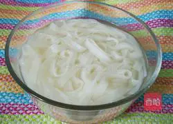 Illustration of how to cook rice noodles in a microwave in eight minutes 6