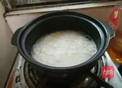 Bacon Illustration of how to make claypot rice 1