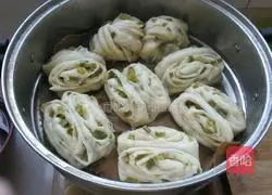 Illustration of how to make chive and salt and pepper rolls 13