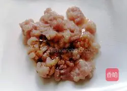 Illustration of how to make pork liver and lean meat porridge 3