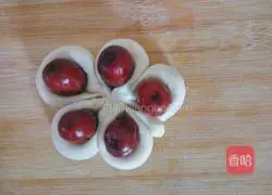 Illustration of making red date flower rolls 10