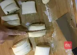 Illustration of how to make scallion rolls 5