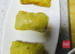 Illustration of how to make fried banana spring rolls 8