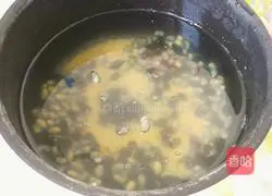 Illustration of how to make black bean, soybean and millet porridge 5