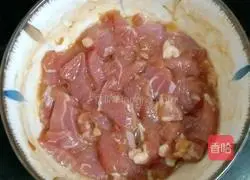 Illustration of how to make rice noodles with lean meat and egg soup 2