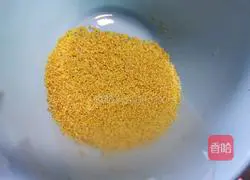 Illustration of how to make acacia flower millet porridge 2