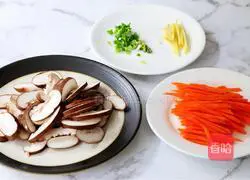 Illustration of how to make mushroom and shredded chicken porridge 3