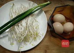 Stir-fried rice noodles with eggs and silver sprouts Illustration of how to make powder 1