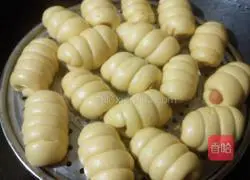 Illustration of how to make pumpkin ham sausage rolls 9