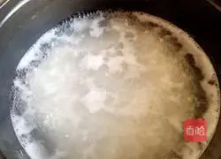 Illustration of how to make preserved egg and lean meat porridge 7