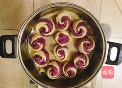 Illustration of how to make two-color rose rolls 10