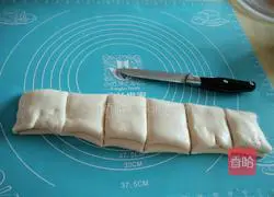 Illustration of how to make coconut flower rolls 16