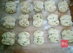 Illustration of how to make scallion rolls 13