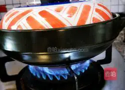 Illustration of making mushroom and chicken claypot rice 10