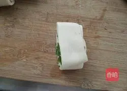 Illustration of how to make pork rolls with chives 10