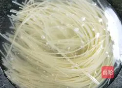 Illustration of how to make small pot Yunnan Cross-Bridge Rice Noodles 3