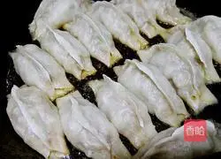 Illustration of how to make pot stickers with pumpkin filling 17