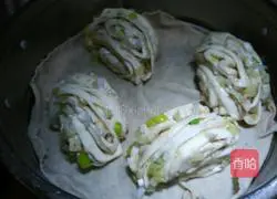 Illustration of how to make scallion rolls 8