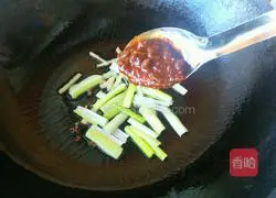 Illustration of how to make braised noodles with potatoes and beans 6