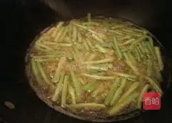 Illustration of how to make braised beans and noodles 2