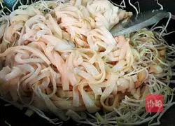 Illustration of how to make fried rice noodles with bean sprouts 6