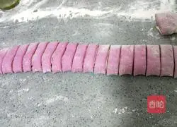 Illustration of how to make dragon fruit flower rolls 7