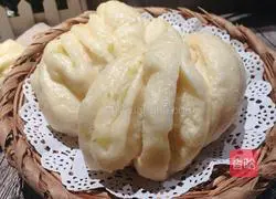 onion Illustration of how to make oil flower rolls 22