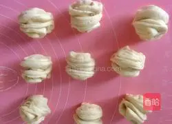 Illustration of how to make salt and pepper flower rolls 6