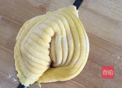 Illustration of how to make carrot and conch rolls 19