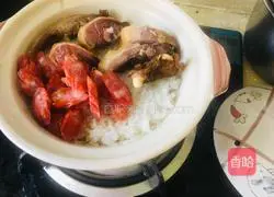 Illustration of the home version of preserved claypot rice 3