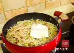 Cheese-flavored spicy cabbage, stir-fried pork belly and bean sprouts rice, will come again bowl! Illustration of how to do it 15
