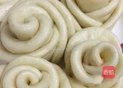 Illustration of how to make rose rolls 10