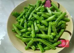 Illustration of how to make braised beans and noodles 2