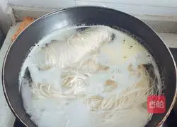 Illustration of how to make cold shredded chicken noodles 3