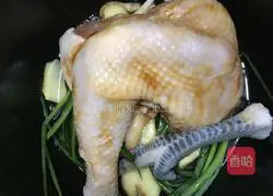 Illustration of how to make rice cooker salt-baked chicken 4