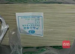 Illustration of how to make cold noodles in summer 2