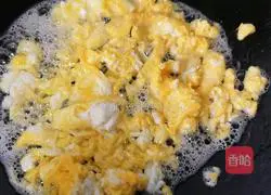 Illustration of how to make fried rice noodles with eggs 6