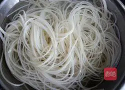 Illustration of how to make spicy rice noodles 1