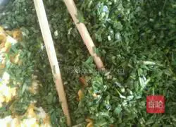 Illustration of how to make leek and egg boxes 6