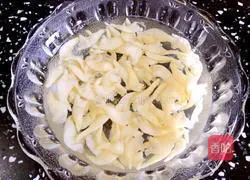 Illustration of how to make vegetarian pot stickers with mushrooms and vegetables 2