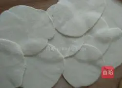 Proofed dough Illustration of how to make leek box 4