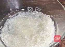 Illustration of how to make mushroom and chicken porridge 1