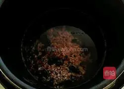 Illustration of how to replenish qi and strengthen the spleen with eight-treasure porridge 4