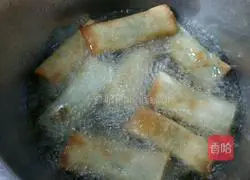 Illustration of how to make shepherd's purse and shrimp spring rolls (mustard flavor) 10