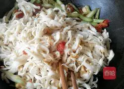 Illustration of how to make braised beans and noodles 15 