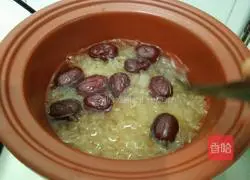 Red dates and white fungus paste Illustration of how to do it 8