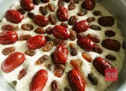 Illustration of how to make raisin and red date hair cake 6