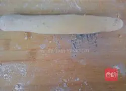 Illustration of how to make rose rolls 3